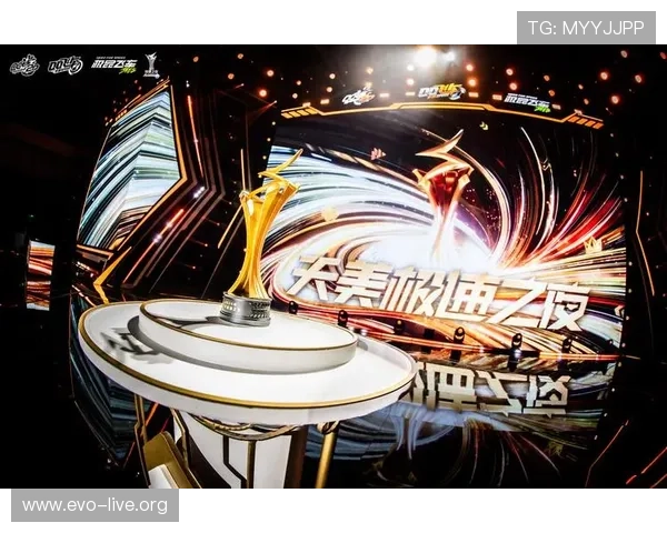 高举奖杯荣耀时刻终成历史传奇奠定不朽辉煌